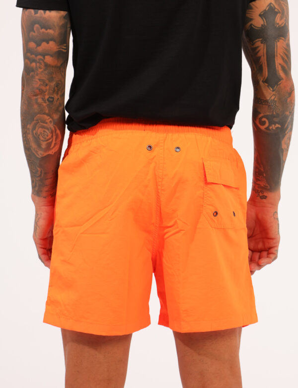 Costume Goha Arancione - Costume modello boxer in total arancione fluo. Presenti tasche a taglio trasversale sul fronte e ta