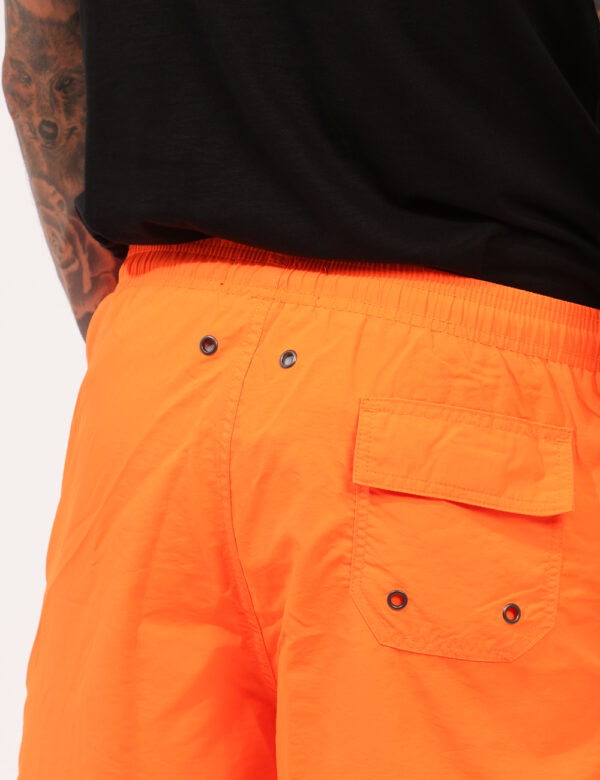 Costume Goha Arancione - Costume modello boxer in total arancione fluo. Presenti tasche a taglio trasversale sul fronte e ta