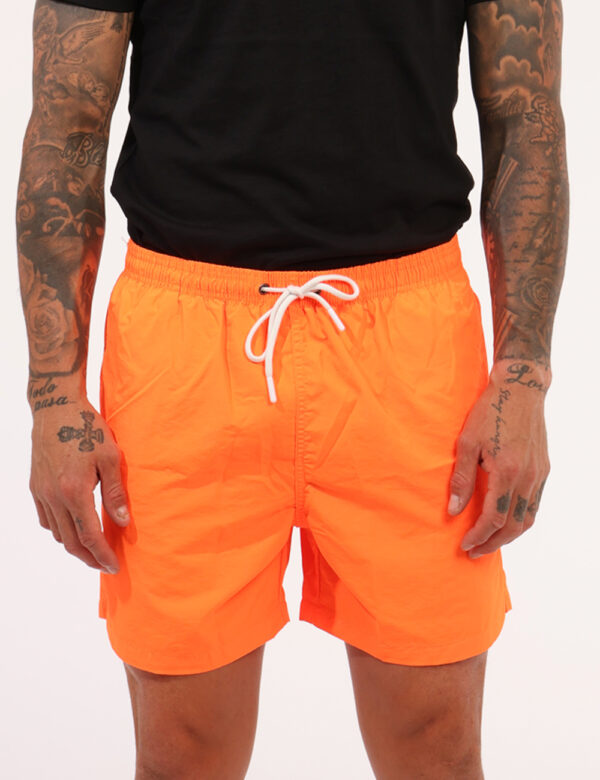 Costume Goha Arancione - Costume modello boxer in total arancione fluo. Presenti tasche a taglio trasversale sul fronte e ta