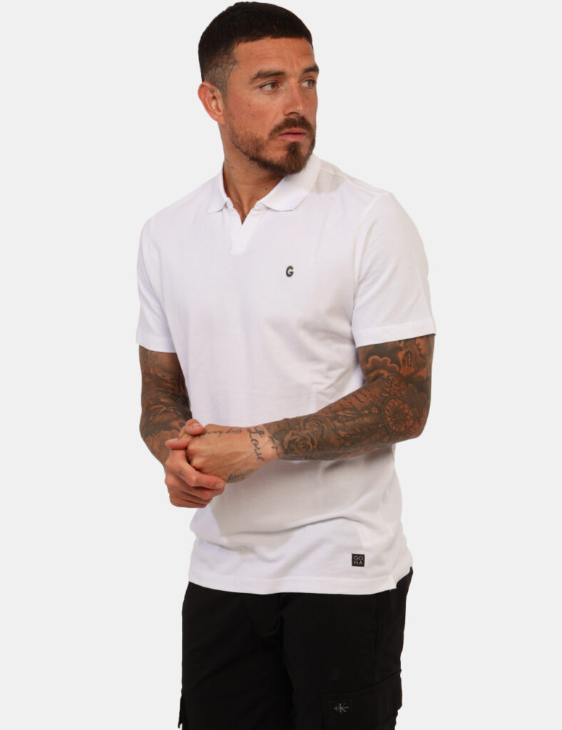 Polo Goha Bianco - Polo classica in total bianco con logo brand ad altezza cuore in nero. La vestibilità è morbida e regolar