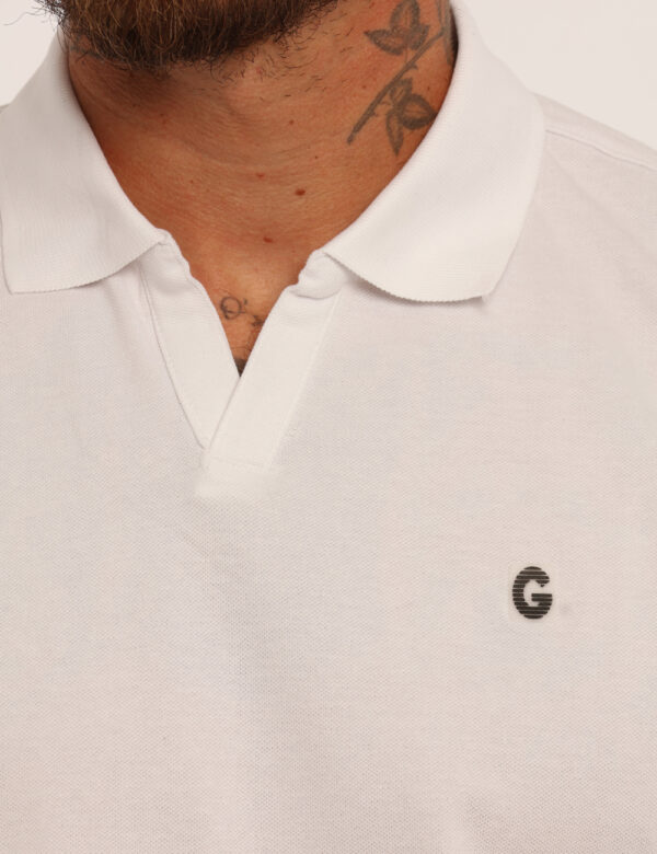 Polo Goha Bianco - Polo classica in total bianco con logo brand ad altezza cuore in nero. La vestibilità è morbida e regolar