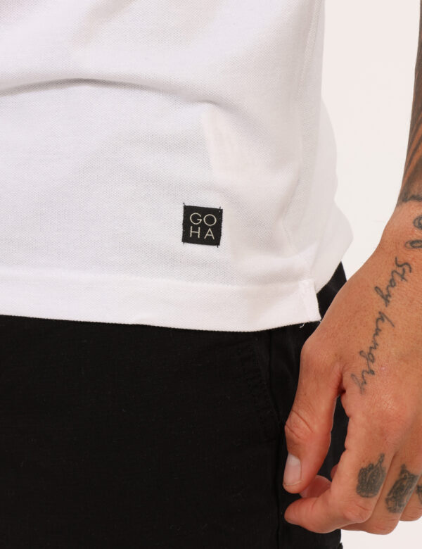 Polo Goha Bianco - Polo classica in total bianco con logo brand ad altezza cuore in nero. La vestibilità è morbida e regolar