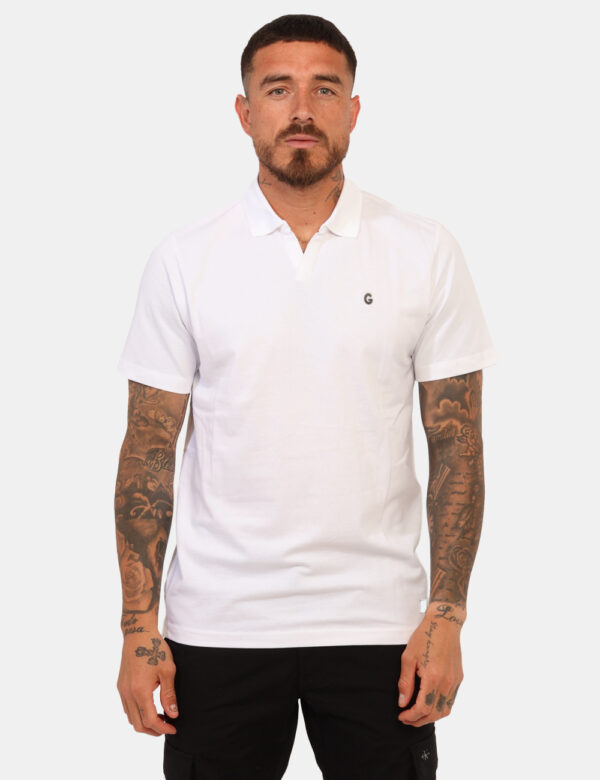 Polo Goha Bianco - Polo classica in total bianco con logo brand ad altezza cuore in nero. La vestibilità è morbida e regolar