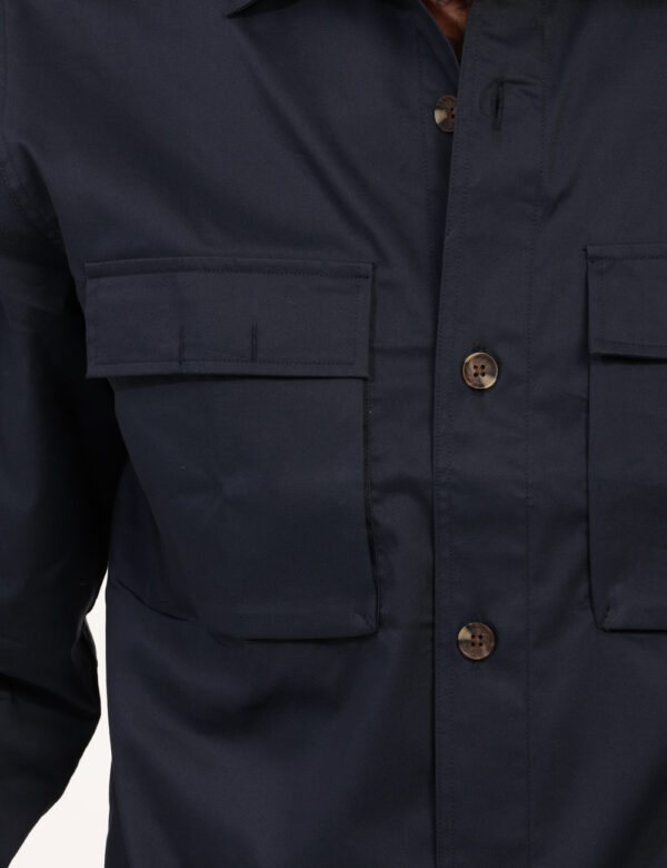 Camicia Goha Blu - Camicia in total blu navy, tessuto spesso con doppio taschino a toppa. La vestibilità è morbida e pratica