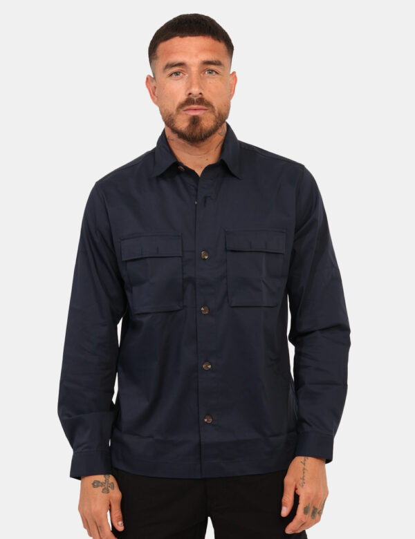 Camicia Goha Blu - Camicia in total blu navy, tessuto spesso con doppio taschino a toppa. La vestibilità è morbida e pratica