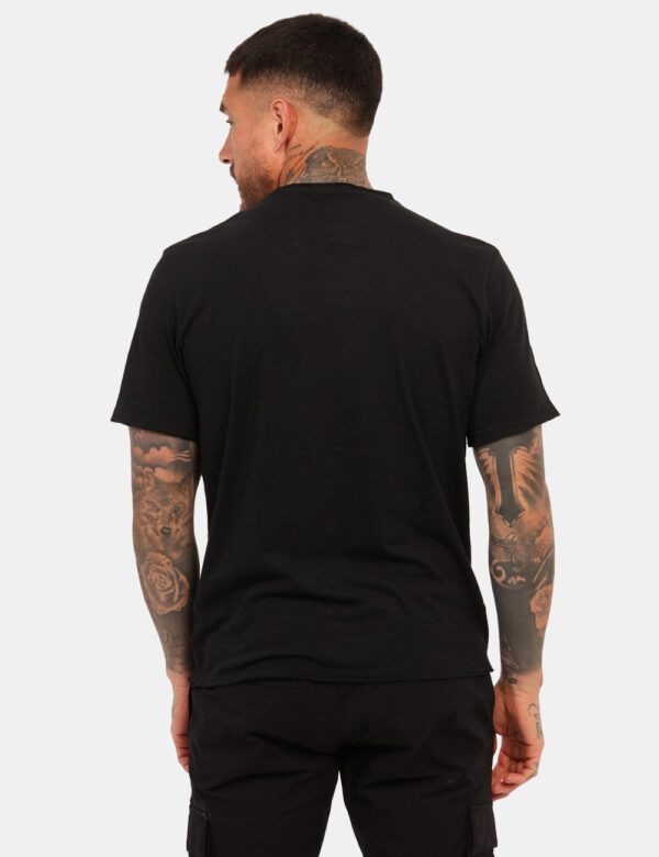 T-shirt Goha Nero - T-shirt classica in total nero con piccolo patch logo brand in tono su tono. La vestibilità è morbida e