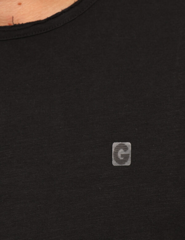 T-shirt Goha Nero - T-shirt classica in total nero con piccolo patch logo brand in tono su tono. La vestibilità è morbida e