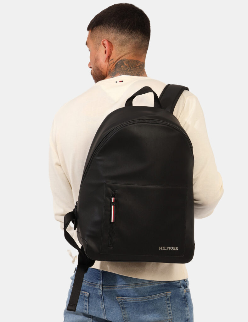 Zaino Tommy Hilfiger Nero - Cod. art. AM0AM11782 SZVi ricordiamo che tutti i nostri articoli sono originali.
