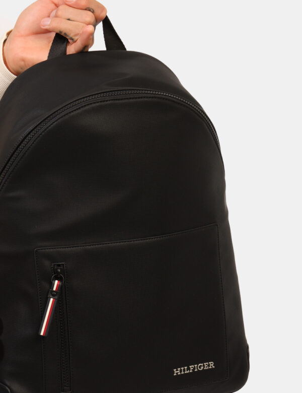 Zaino Tommy Hilfiger Nero - Cod. art. AM0AM11782 SZVi ricordiamo che tutti i nostri articoli sono originali.