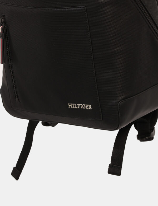 Zaino Tommy Hilfiger Nero - Cod. art. AM0AM11782 SZVi ricordiamo che tutti i nostri articoli sono originali.