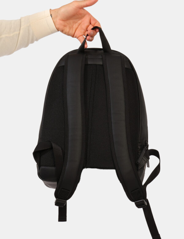 Zaino Tommy Hilfiger Nero - Cod. art. AM0AM11782 SZVi ricordiamo che tutti i nostri articoli sono originali.