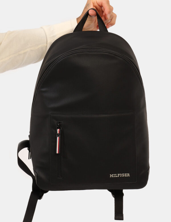 Zaino Tommy Hilfiger Nero - Cod. art. AM0AM11782 SZVi ricordiamo che tutti i nostri articoli sono originali.