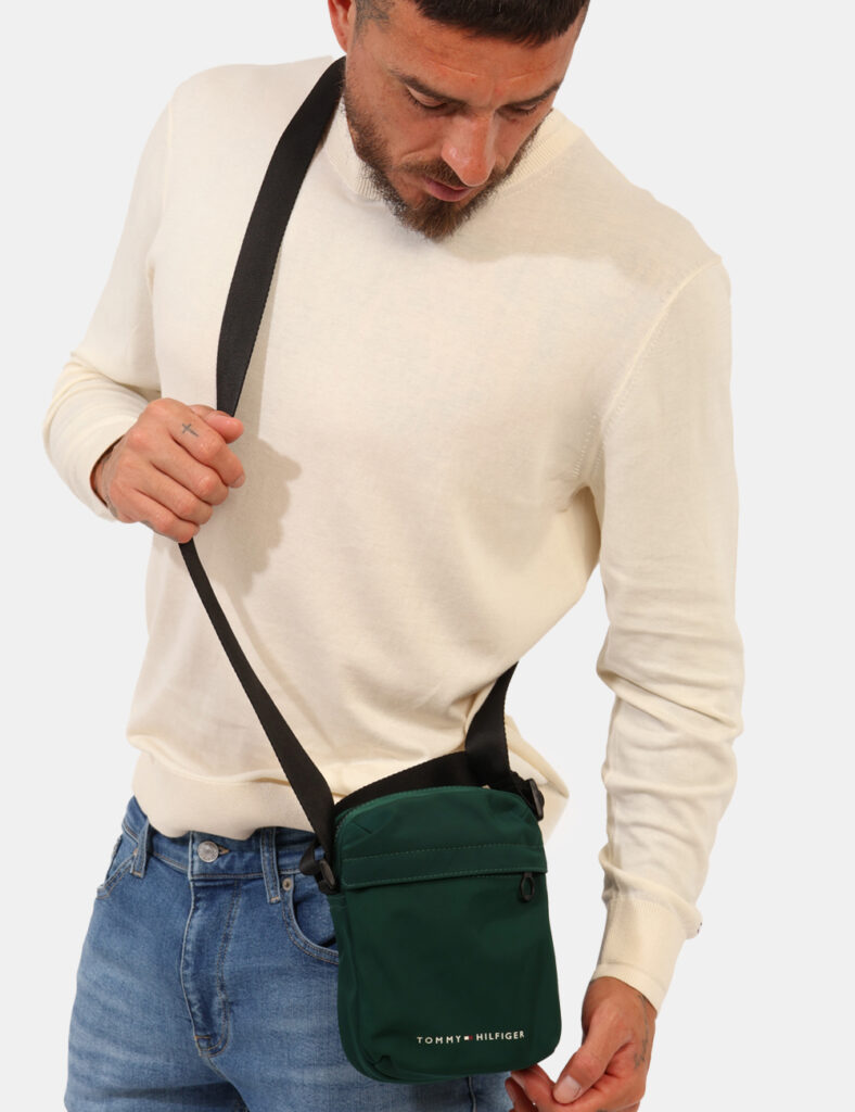 Borsello Tommy Hilfiger Verde - Cod. art. AM0AM11790 SZVi ricordiamo che tutti i nostri articoli sono originali.