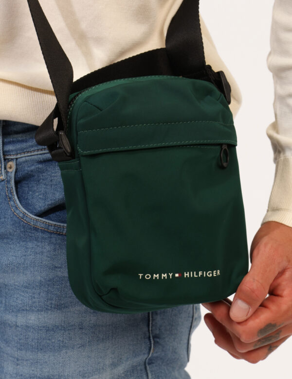 Borsello Tommy Hilfiger Verde - Cod. art. AM0AM11790 SZVi ricordiamo che tutti i nostri articoli sono originali.