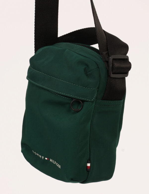 Borsello Tommy Hilfiger Verde - Cod. art. AM0AM11790 SZVi ricordiamo che tutti i nostri articoli sono originali.