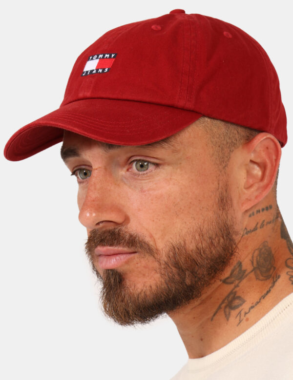 Cappello con visiera Tommy Hilfiger Rosso - Cod. art. AM0AM12020 SZVi ricordiamo che tutti i nostri articoli sono originali.