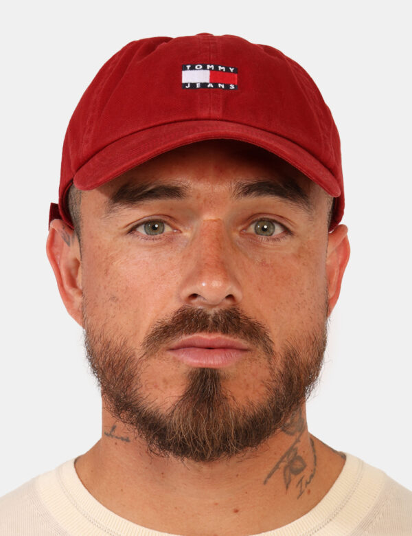 Cappello con visiera Tommy Hilfiger Rosso - Cod. art. AM0AM12020 SZVi ricordiamo che tutti i nostri articoli sono originali.