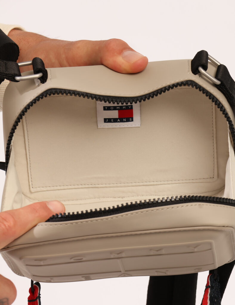 Borsello Tommy Hilfiger Beige - Cod. art. AM0AM12134 SZVi ricordiamo che tutti i nostri articoli sono originali.