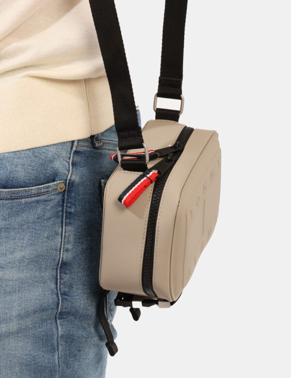 Borsello Tommy Hilfiger Beige - Cod. art. AM0AM12134 SZVi ricordiamo che tutti i nostri articoli sono originali.
