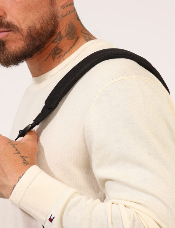 Borsello Tommy Hilfiger Beige - Cod. art. AM0AM12134 SZVi ricordiamo che tutti i nostri articoli sono originali.