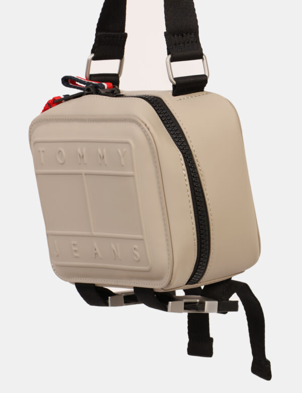 Borsello Tommy Hilfiger Beige - Cod. art. AM0AM12134 SZVi ricordiamo che tutti i nostri articoli sono originali.