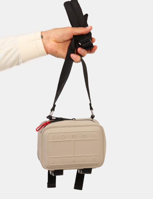 Borsello Tommy Hilfiger Beige - Cod. art. AM0AM12134 SZVi ricordiamo che tutti i nostri articoli sono originali.