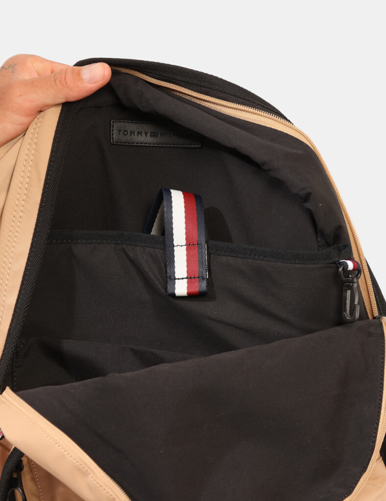 Zaino Tommy Hilfiger Beige - Cod. art. AM0AM12202 SZVi ricordiamo che tutti i nostri articoli sono originali.