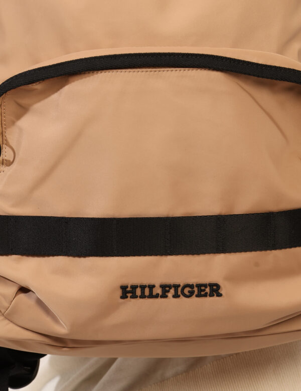 Zaino Tommy Hilfiger Beige - Cod. art. AM0AM12202 SZVi ricordiamo che tutti i nostri articoli sono originali.