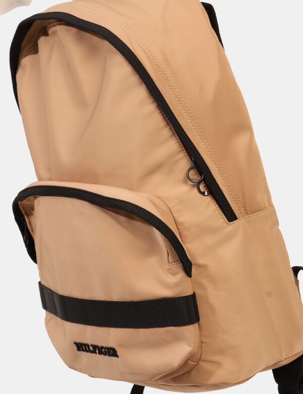 Zaino Tommy Hilfiger Beige - Cod. art. AM0AM12202 SZVi ricordiamo che tutti i nostri articoli sono originali.