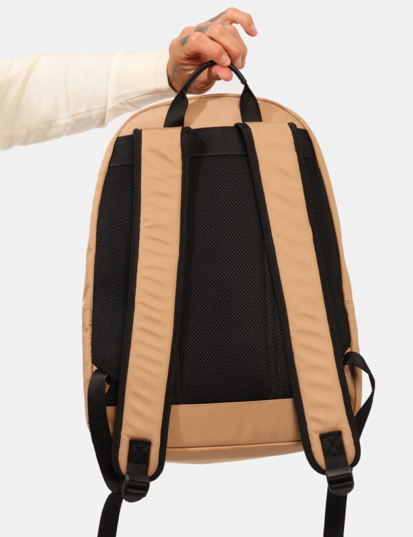 Zaino Tommy Hilfiger Beige - Cod. art. AM0AM12202 SZVi ricordiamo che tutti i nostri articoli sono originali.