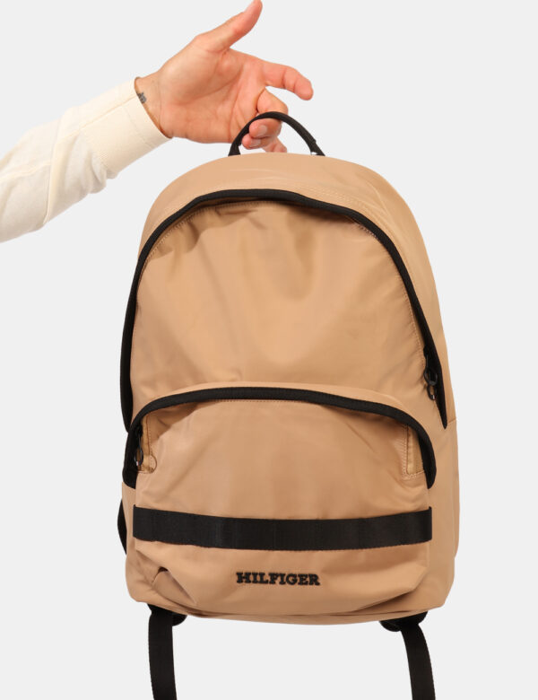 Zaino Tommy Hilfiger Beige - Cod. art. AM0AM12202 SZVi ricordiamo che tutti i nostri articoli sono originali.