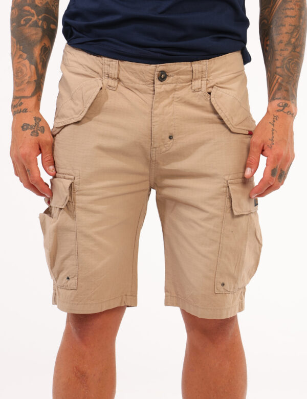 Bermuda Aeronautica Italiana Beige - Bermuda in total beige, con tasche a taglio trasversale, tasche a toppa laterale, e tas