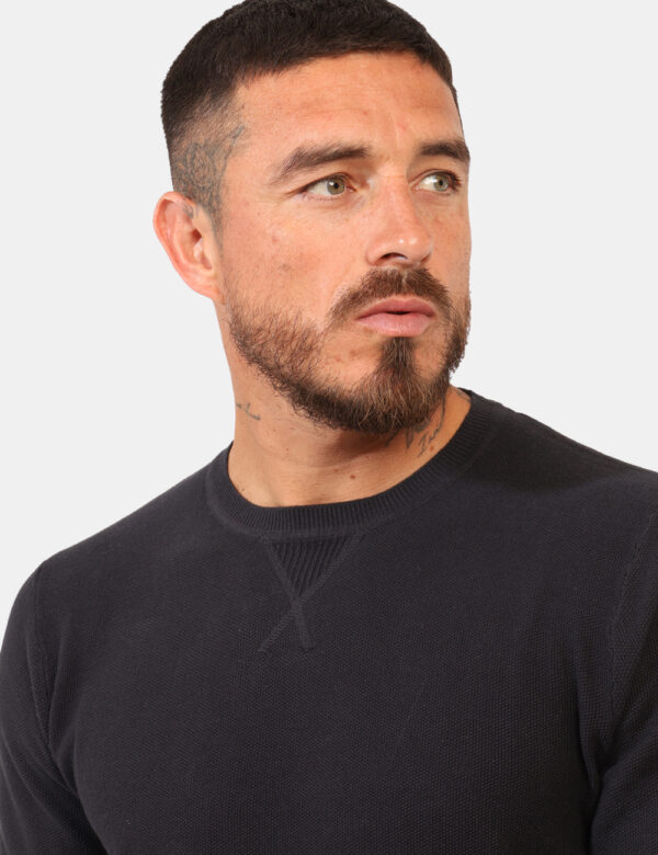 Maglione leggero Aeronautica Italiana Blu - Maglione leggero in total blu con trama lavorata. La vestibilità è morbida e reg