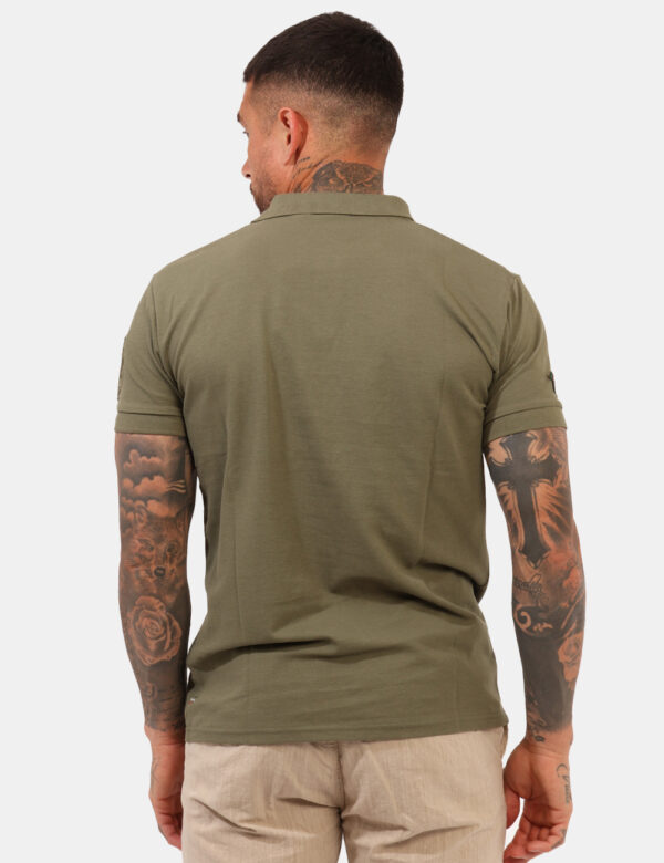 Polo Aeronautica Italiana Verde - Polo classica in total verde militare con patch logo brand e dettagli coordinati. La vesti