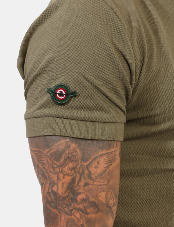 Polo Aeronautica Italiana Verde - Polo classica in total verde militare con patch logo brand e dettagli coordinati. La vesti