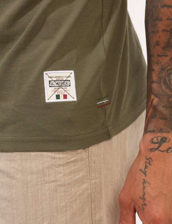 Polo Aeronautica Italiana Verde - Polo classica in total verde militare con patch logo brand e dettagli coordinati. La vesti