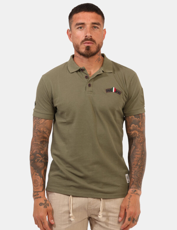 Polo Aeronautica Italiana Verde - Polo classica in total verde militare con patch logo brand e dettagli coordinati. La vesti