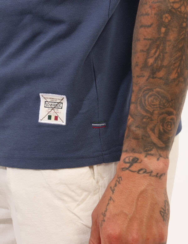 Polo Aeronautica Italiana Blu - Polo classica in total blu avio con patch logo brand e dettagli coordinati. La vestibilità è
