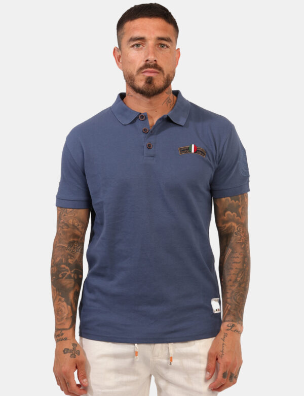 Polo Aeronautica Italiana Blu - Polo classica in total blu avio con patch logo brand e dettagli coordinati. La vestibilità è