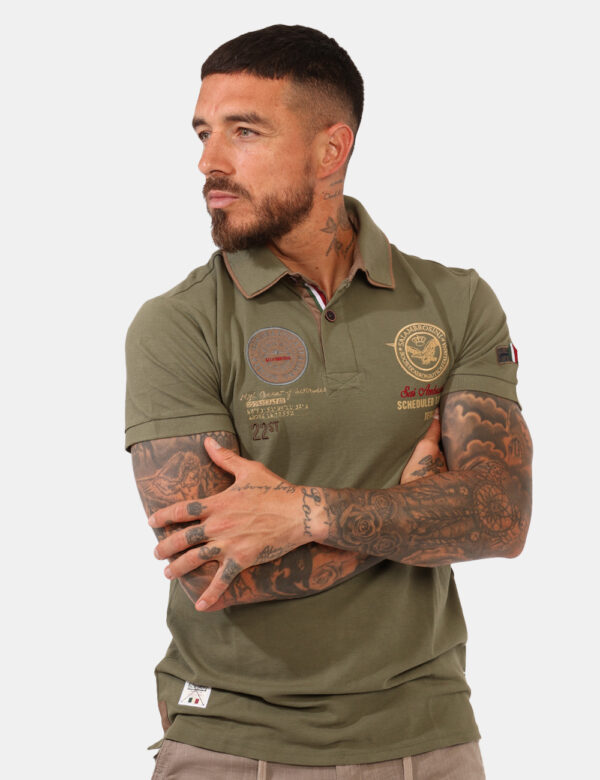 Polo Aeronautica Italiana Verde - Polo classica in total verde army con doppio patch logo brand e dettagli coordinati. La ve