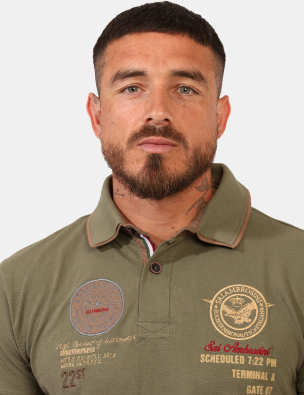 Polo Aeronautica Italiana Verde - Polo classica in total verde army con doppio patch logo brand e dettagli coordinati. La ve