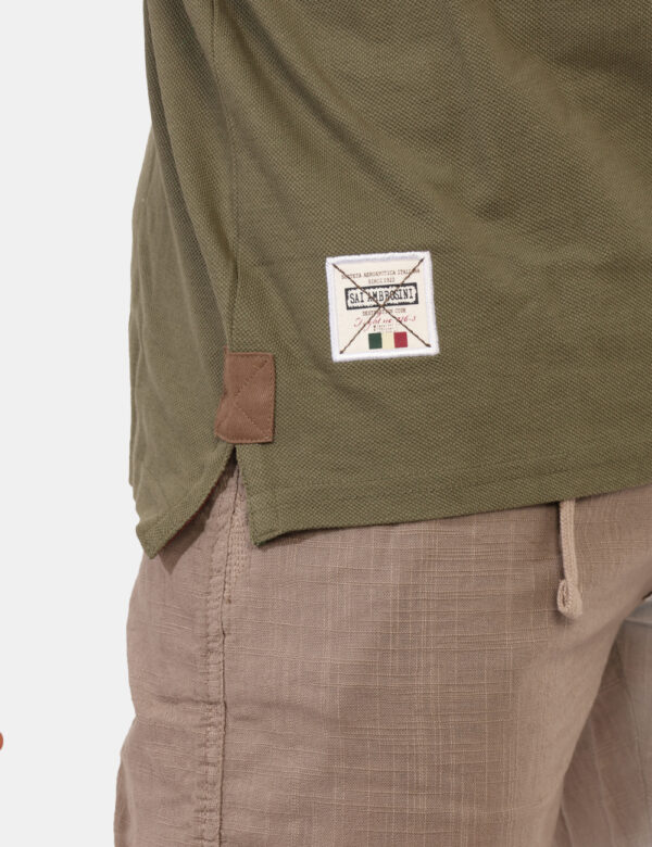 Polo Aeronautica Italiana Verde - Polo classica in total verde army con doppio patch logo brand e dettagli coordinati. La ve