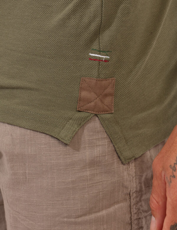 Polo Aeronautica Italiana Verde - Polo classica in total verde army con doppio patch logo brand e dettagli coordinati. La ve