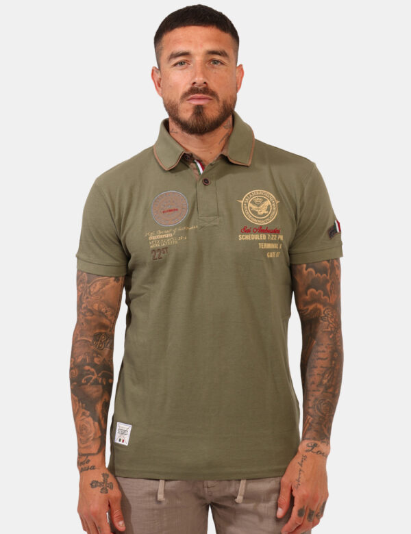Polo Aeronautica Italiana Verde - Polo classica in total verde army con doppio patch logo brand e dettagli coordinati. La ve