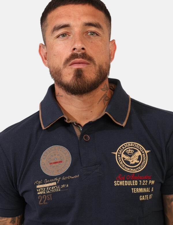 Polo Aeronautica Italiana Blu - Polo classica in total blu con doppio patch logo brand e dettagli coordinati. La vestibilità
