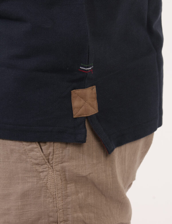 Polo Aeronautica Italiana Blu - Polo classica in total blu con doppio patch logo brand e dettagli coordinati. La vestibilità