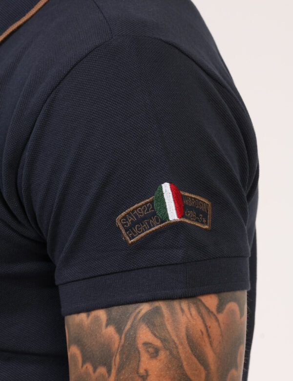 Polo Aeronautica Italiana Blu - Polo classica in total blu con doppio patch logo brand e dettagli coordinati. La vestibilità
