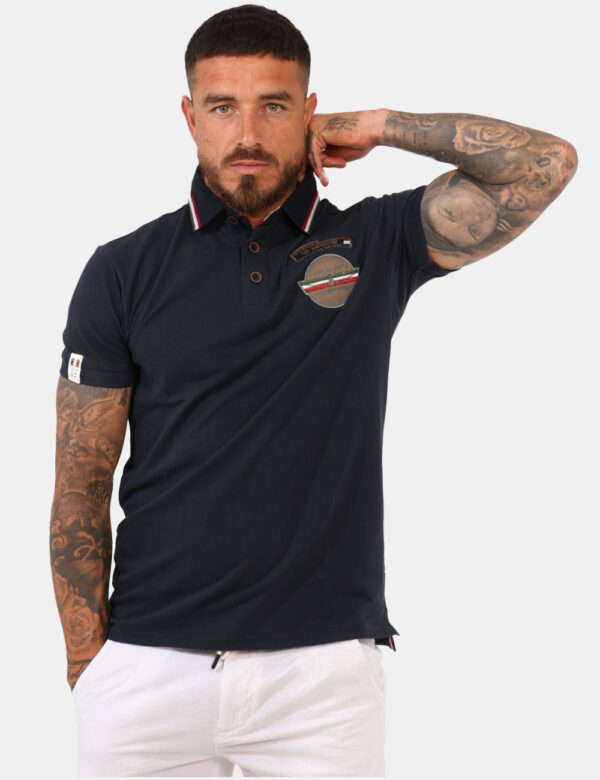 Polo Aeronautica Italiana Blu - Polo classica in total blu con doppio patch logo brand e dettagli coordinati. La vestibilità