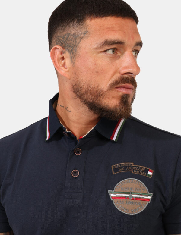 Polo Aeronautica Italiana Blu - Polo classica in total blu con doppio patch logo brand e dettagli coordinati. La vestibilità