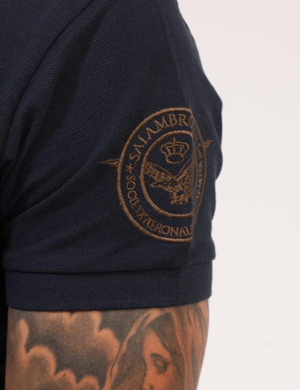 Polo Aeronautica Italiana Blu - Polo classica in total blu con doppio patch logo brand e dettagli coordinati. La vestibilità